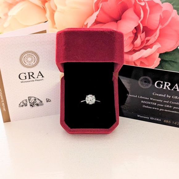 2CT Stunning Authentic Moissanite 4 Prong Engagement Bridal Wedding Ring-Size 7 - Picture 2 of 5